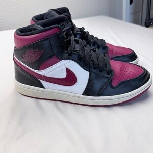 Nike Air Jordan 1 Mid 'Bred Toe